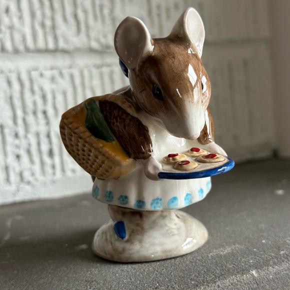 Beatrix Potter Appley dapply figure.  Mouse baker cookies.  1971 - Picture 2 of 5